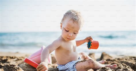 niña toples|Bella niña en topless sosteniendo hojas Foto de stock。